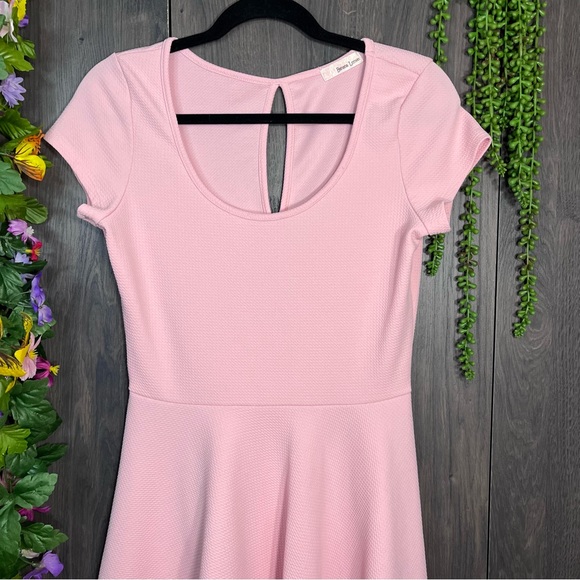 {💙2/$40💙Banana Lemon Pink Short Sleeve Fit & Flare Mini Dress Size M - Picture 4 of 15